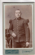 Photo CDV D'un Officier Francais Du 12 éme Bataillon De Chasseur Alpin   Posant Dans Un Studio Photo Clermont-Ferrand - Alte (vor 1900)