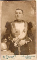 Photo CDV D'un Officier Francais Du 12 éme Régiment De Dragon  Posant Dans Un Studio Photo A Paris - Alte (vor 1900)