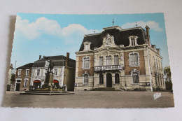 Revigny - L'hotel De Ville Et Le Monument Aux Morts - Revigny Sur Ornain