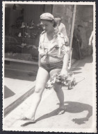 Giovane Donna In Pantaloncini E Cappello A Passeggio, 1950 Foto Vintage - Lieux