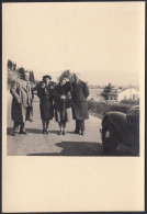 Italia 1940, In Posa Su Strada Con Veduta Luogo Da Identificare Foto Vintage - Lugares