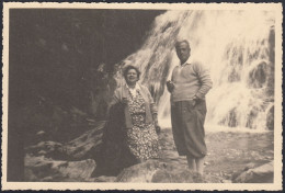 Italia 1940, Coppia Anziani Davanti Cascata Da Identicare, Foto Vintage  - Lugares