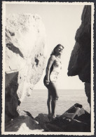 Caorle (VE) 1954 - Giovane Donna Tra Gli Scogli - Foto - Vintage Photo - Lugares