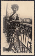 Torino 1940 - Donna Nel Balcone Con Città Nello Sfondo - Foto - Old Photo - Orte