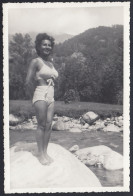 Valchiusa (TO) 1948 - Trausella - Donna Su Pietra Vicino Fiume - Foto - Orte