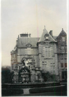 Places & Anonymous Persons Souvenir Photo Social History Format Ca. 6 X 9 Cm Fountain Mansion Facade - Anonyme Personen