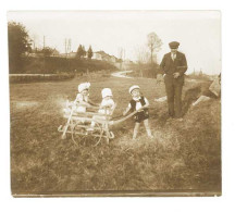 Photo Ancienne Miribel 1928, Homme Et Enfants Qui Jouent - Orte