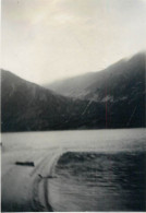 Places & Anonymous Persons Souvenir Photo Social History Format Ca. 6 X 9 Cm Lake Mountain Landscape - Anonyme Personen