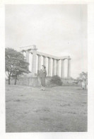 Places & Anonymous Persons Souvenir Photo Social History Format Ca. 6 X 9 Cm Woman Column Temple Ruins - Anonyme Personen