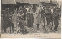 Guerre 14-18 - Prisonniers Réconfortés Avant D'être Dirigés Vers L'arrière - Guerre 1914-18