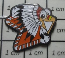 211c Pin's Pins / Beau Et Rare / AUTRES /  "INDIEN" GRAND SACHEM COIFFE DE PLUMES - Otros & Sin Clasificación