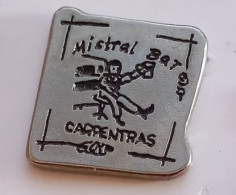 V111 Pin's Carpentras Vaucluse Mistral Bat Achat Immédiat - Villes