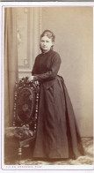 Photo CDV D'une Femme élégante   Posant Dans Un Studio Photo A Paris - Anciennes (Av. 1900)