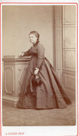 Photo CDV D'une Femme élégante   Posant Dans Un Studio Photo Aux Andelys ( Eure ) - Anciennes (Av. 1900)
