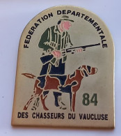 V129 Pin's Fédération Départementale Des Chasseurs Du Vaucluse Chasse Chien épagneul Fusil Achat Immédiat - Dieren