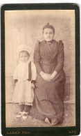 Photo CDV D'une Femme élégante Avec Une Petite Fille Posant Dans Un Studio Photo A Apt - Anciennes (Av. 1900)