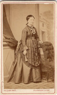 Photo CDV D'une Femme élégante Posant Dans Un Studio Photo A Villeneuve-sur-Lot - Alte (vor 1900)