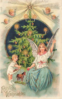 N°25089 - Carte Gaufrée - Noël - Fröhliche Weihnachten - Enfant Tenant Un Cheval à Roulette, Près D'un Ange Gardien - Autres & Non Classés