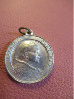 Médaille Religieuse Ancienne/Pape "Pius XI Pont.Max."/ Vierge "Sancta Maria Succurre Miseris... / Début  XXème    MDR34 - Godsdienst & Esoterisme