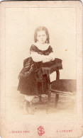 Photo CDV D'une Jeune Fille  élégante  Posant Dans Un Studio Photo A Lorient - Alte (vor 1900)