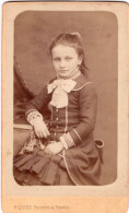 Photo CDV D'une Jeune Fille élégante   Posant Dans Un Studio Photo A Paris - Anciennes (Av. 1900)
