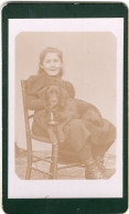 Photo CDV D'une Jeune Fille élégante Avec Sont Chien Posant Dans Un Studio Photo - Anciennes (Av. 1900)