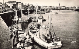 Les Sables D'olonne * Vue Sur Le Port * Bateaux De Pêche GLANEUSE Et SURPRISE - Sables D'Olonne