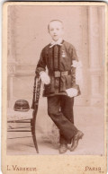 Photo CDV D'une Jeune Garcon  élégante ( Un Enfant De Troupe )   Posant Dans Un Studio Photo A Paris - Anciennes (Av. 1900)