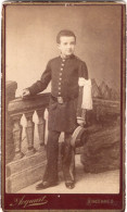 Photo CDV D'une Jeune Garcon  élégante ( Un Enfant De Troupe )   Posant Dans Un Studio Photo A Vincennes - Anciennes (Av. 1900)
