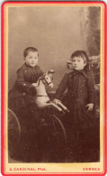 Photo CDV D'une Petite Fille élégante Avec Un  Petit Garcon Posant Avec Des Jouet Dans Un Studio Photo A Vannes - Anciennes (Av. 1900)
