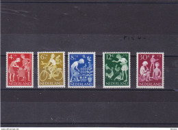 PAYS BAS 1962 ENFANCE, Fêtes Yvert 762-766, Michel 785-789 NEUF** MNH Cote 8 Euros - Neufs