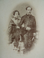 Photo CDV Anonyme  Couple élégant  Bras Dessus-dessous  Sec. Emp. CA 1865 - L436 - Anciennes (Av. 1900)