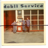 PHOTOGRAPHIE COULEUR. Pompe Essence MOBIL Service, Station Service , Mobilservice 2 T , Ouvriers, Mécaniciens - Places