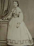 Photo CDV Dejonge  Angoulême  Femme Main Posée Sur Un Livre  Belle Robe Avec Boléro  Sec. Emp. CA 1865 - L436 - Anciennes (Av. 1900)
