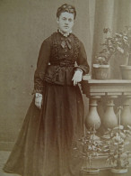 Photo CDV Albert  St Chamond  Jeune Femme Accoudée Sur Une Balustrade  CA 1870-75 - L436 - Anciennes (Av. 1900)