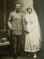 Photo Cabinet  Perriard à Colombes - Couple Jeunes Mariés, Militaire Ca 1914-1918 L436 - Anonyme Personen
