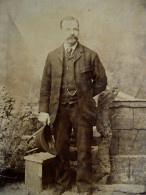 Photo Cabinet Mousson, Wellington, Nelle Zélande -  Homme En Pied, Chapeau Melon à La Main, Datée 44 Juin 1888 L432 - Alte (vor 1900)