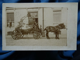 Carte Photo Enfants Dans Un Attelage Décoré En Carosse, Circulée L435 - Photographs