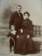 Photo Cabinet Grandjean à Paris - Couple Avec Un Petit Garçon, Jouet Cerceau, Ca 1905 L432 - Alte (vor 1900)