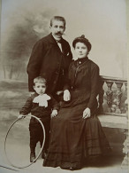 Photo Cabinet Grandjean à Paris - Couple Avec Un Petit Garçon, Jouet Cerceau, Ca 1905 L432 - Anciennes (Av. 1900)