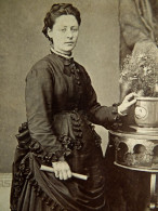 Photo CDV Barberon  Bordeaux  Jeune Femme  Main Posée Sur Un Pot De Fleurs  Rouleau De Papier à La Main  1873 - L436 - Anciennes (Av. 1900)