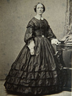 Photo CDV Carette  Lille  Femme Très Mince élégante  Robe En Soie à Volants  Sec. Emp. CA 1865 - L436 - Alte (vor 1900)