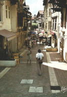 Carte Postale - Saint-Jean-de-Luz - La Rue De La République Avec Les Vieilles Maisons - Saint Jean De Luz