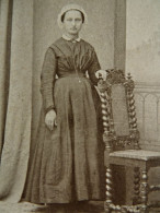 Photo CDV Fluchaire  St Chamond  Femme Portant Une Coiffe  Main Posée Sur Le Dossier D'une Chaise  CA 1870-75 - L436 - Anciennes (Av. 1900)