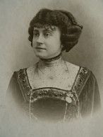 Photo CDV Portrait Femme élégante  Robe à Décolleté En Dentelle  CA 1895-1900 - L447 - Alte (vor 1900)