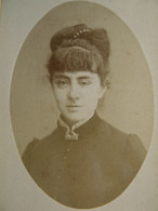 Photo CDV Clado  Marseille  Portrait Jeune Fille Brune  Peigne Avec Des Perles Dans Les Cheveux  CA 1885-90 - L447 - Anciennes (Av. 1900)