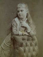 Photo CDV Cairol  Montpellier  Fillette Blonde Accoudée Sur Une Chaise  Cheveux Longs  CA 1885-90 - L447 - Old (before 1900)