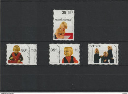 PAYS BAS 1972 ENFANCE, Les Jeunes Princes Yvert 972-975, Michel 1001-1004 NEUF** MNH Cote 6 Euros - Unused Stamps