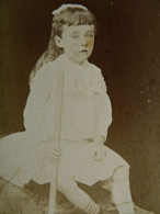 Photo CDV Bouillier  Arcachon  Petite Fille En Robe (garçon ?) Assise Tenant Un Bâton Chaussettes Rayées  CA 1875 - L447 - Old (before 1900)