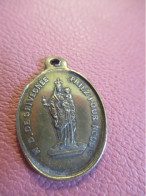 Médaille Religieuse Ancienne/ Sainte Geneviève Patronne De Paris/ ND De Grivegnée/Fin XIXème    MDR35 - Religion & Esotericism